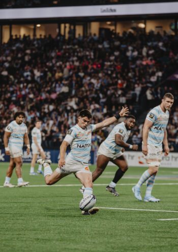 Photo d'un tir de Nolann Le Garrec lors du match Racing 92 Stade Français