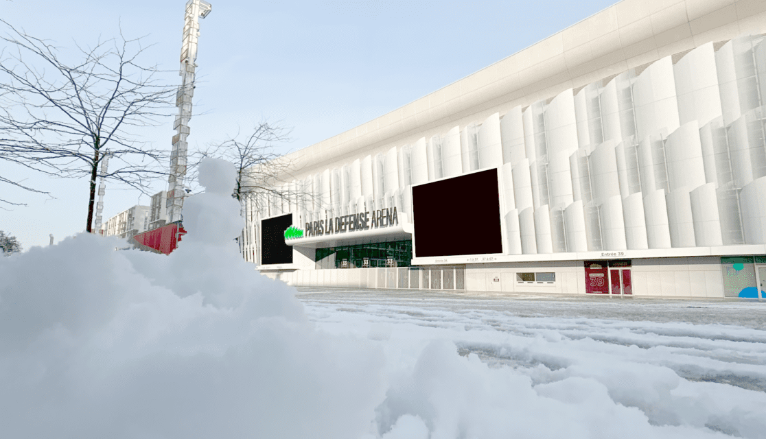 Neige sur le parvis de Paris La Défense Arena