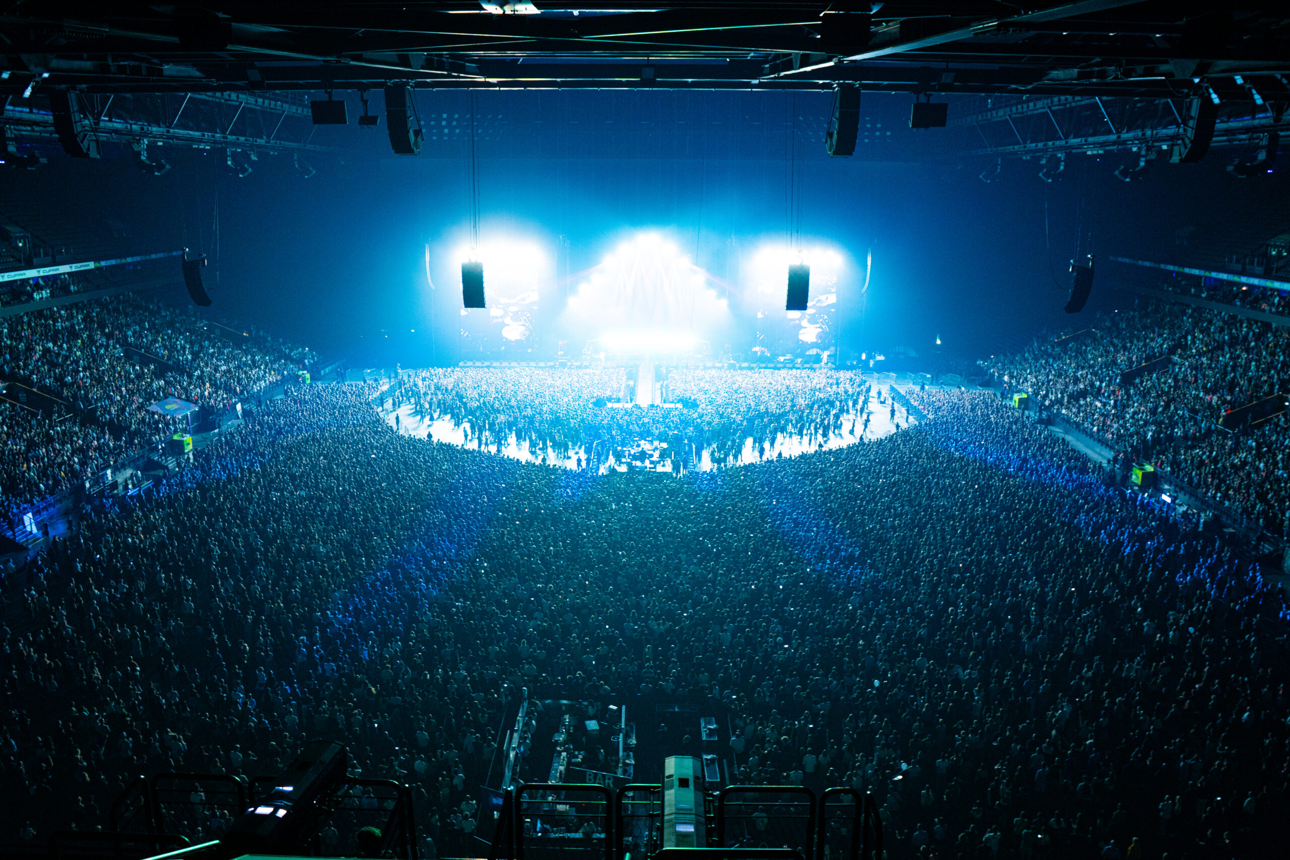 Photo vue sud vers la scène de la salle pleine quand il y a 25 000 spectateurs