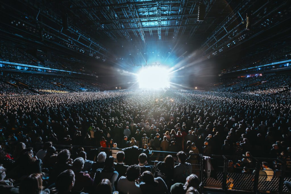 Photo de la configuration de la salle pleine depuis les gradins bas sud avec 35 000 spectateurs
