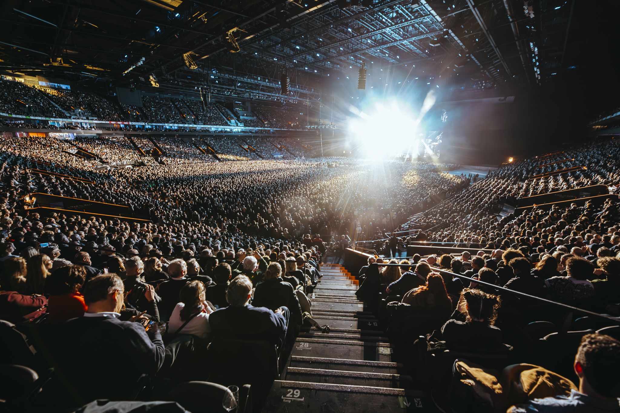 Photo de la configuration de la salle pleine depuis les gradins sud ouest avec 35 000 spectateurs