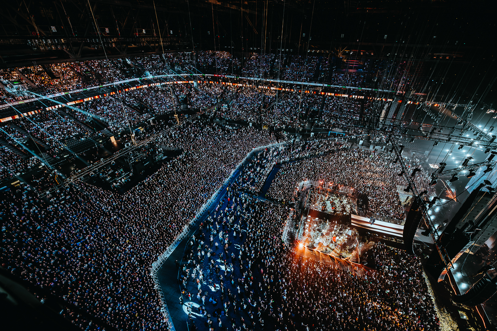 Photo configuration de la salle pleine vue de haut 45 000 spectateurs gala pièces jaunes