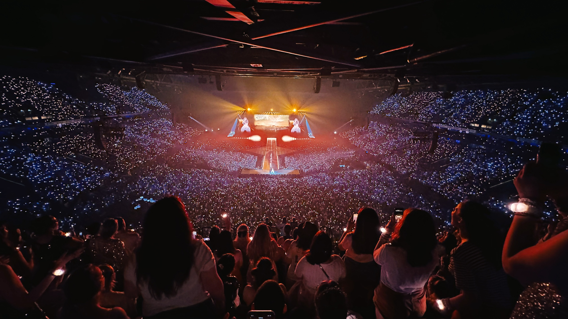 Photo configuration de la salle pleine gradins haut sud 45 000 spectateurs Taylor Swift