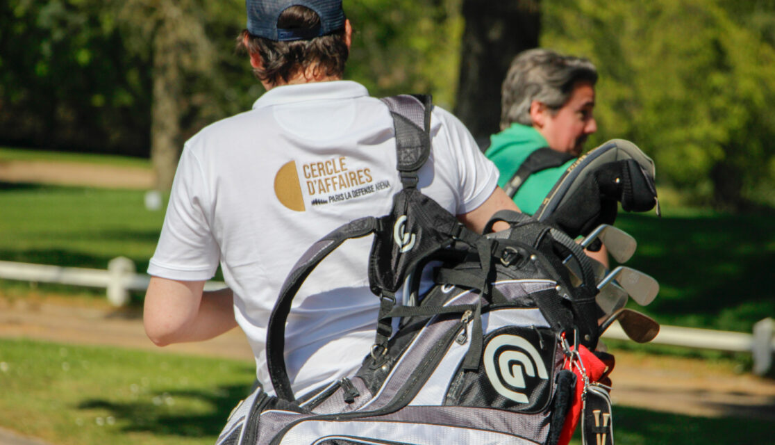 Photo homme de dos caddie clubs de golf Cercle d'affaires Paris La Défense Arena Trophée de golf RCF