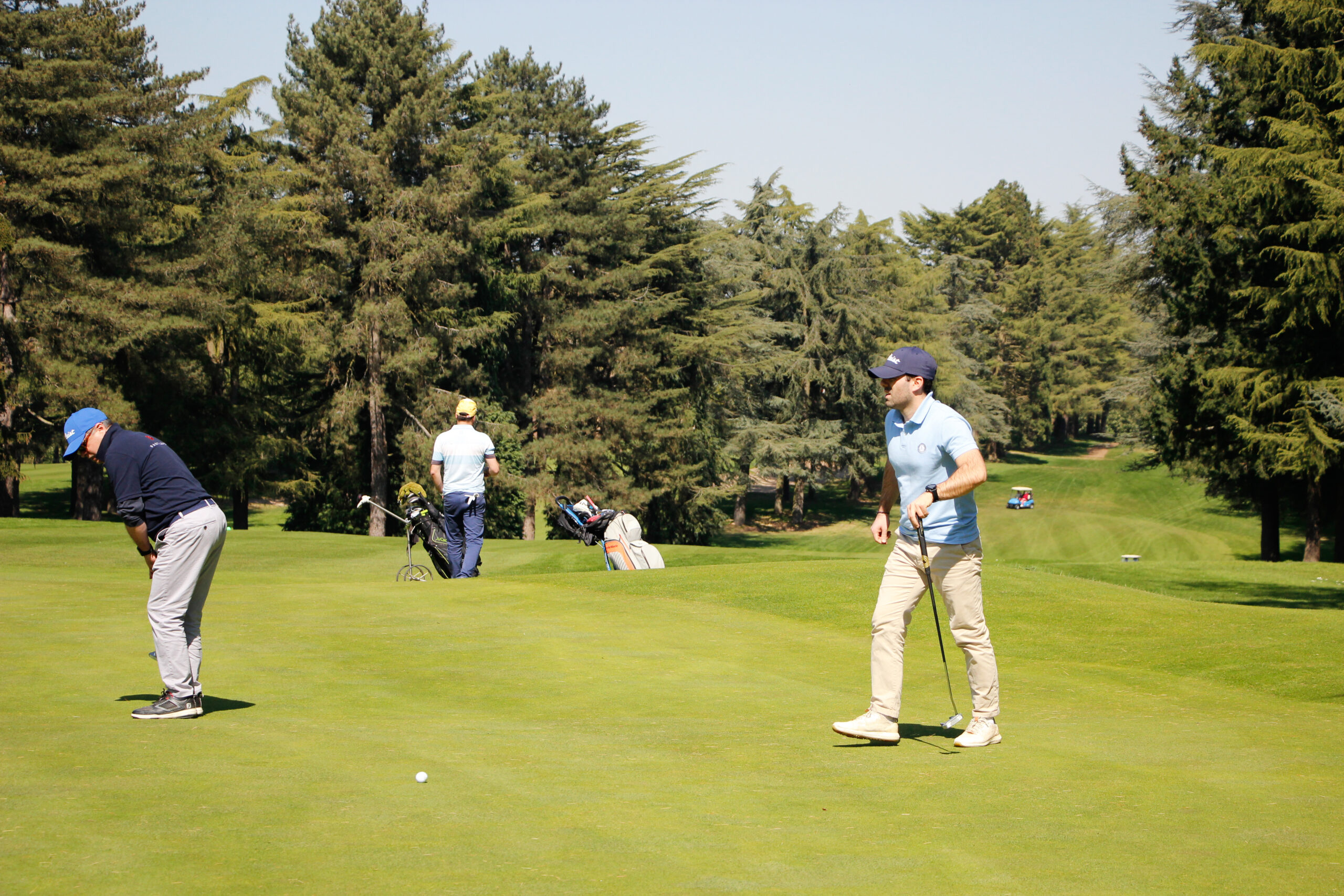 Photo sur le green du tournoi de golf Cercle d'affaires Paris La Défense Arena Trophée de golf RCF