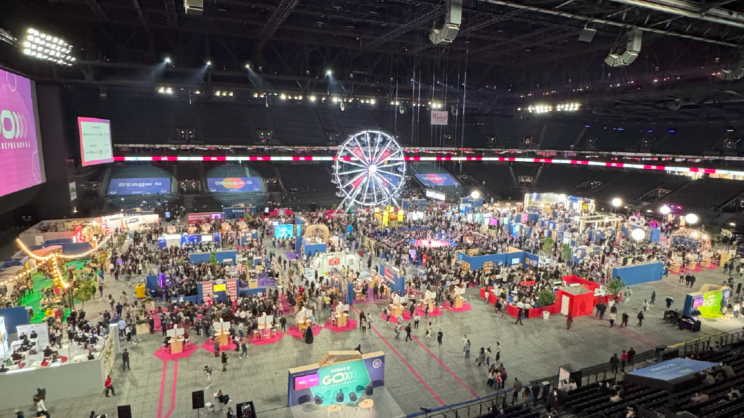Photo de la vue globale du salon Go entrepreneurs depuis les gradins
