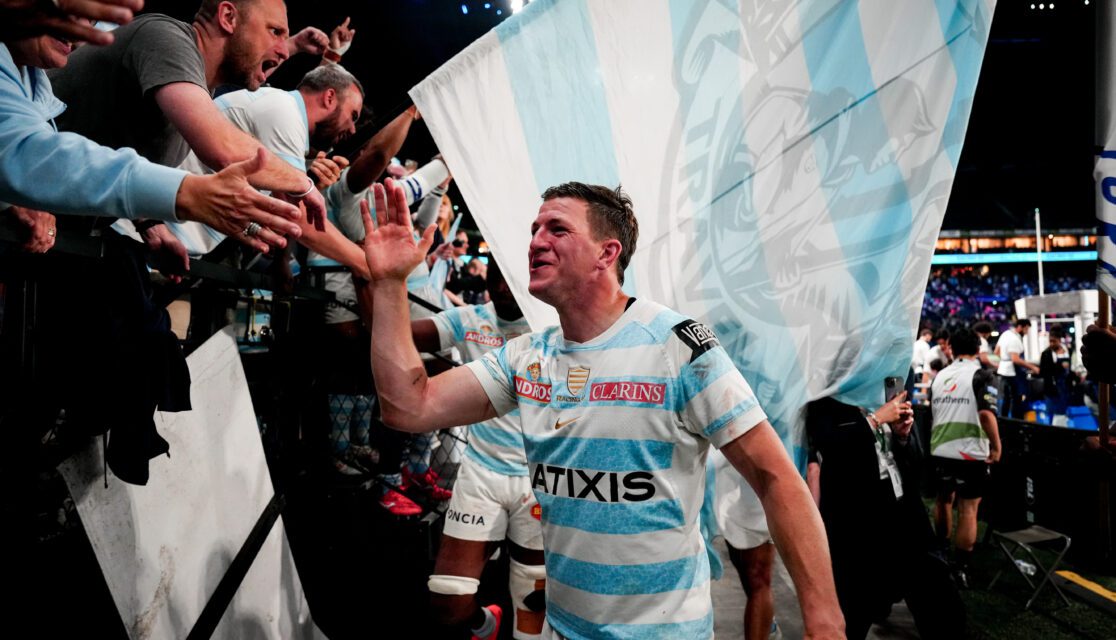 Photo de Sam James venant saluer les fans du Racing 92 dans les tribunes