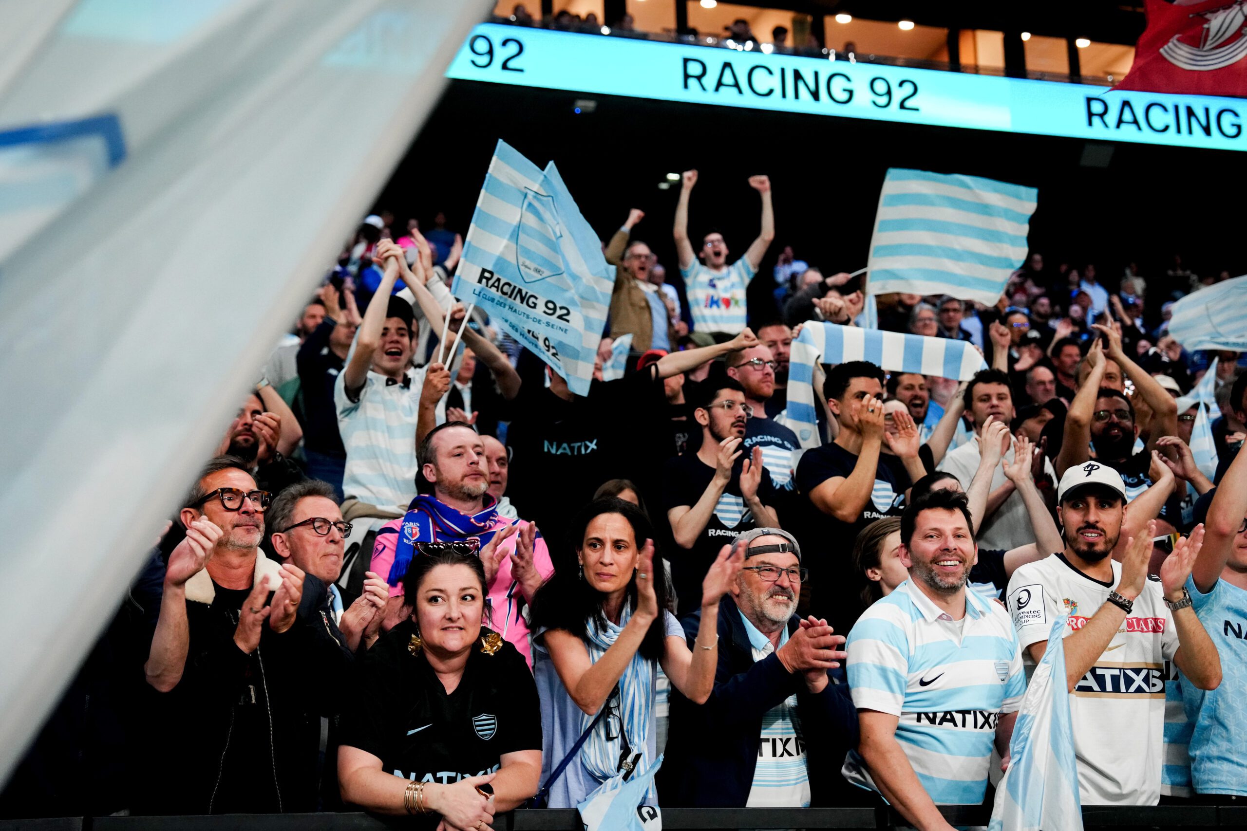 Photo des supporters du Racing 92 célébrant un essai à Paris La Défense Arena