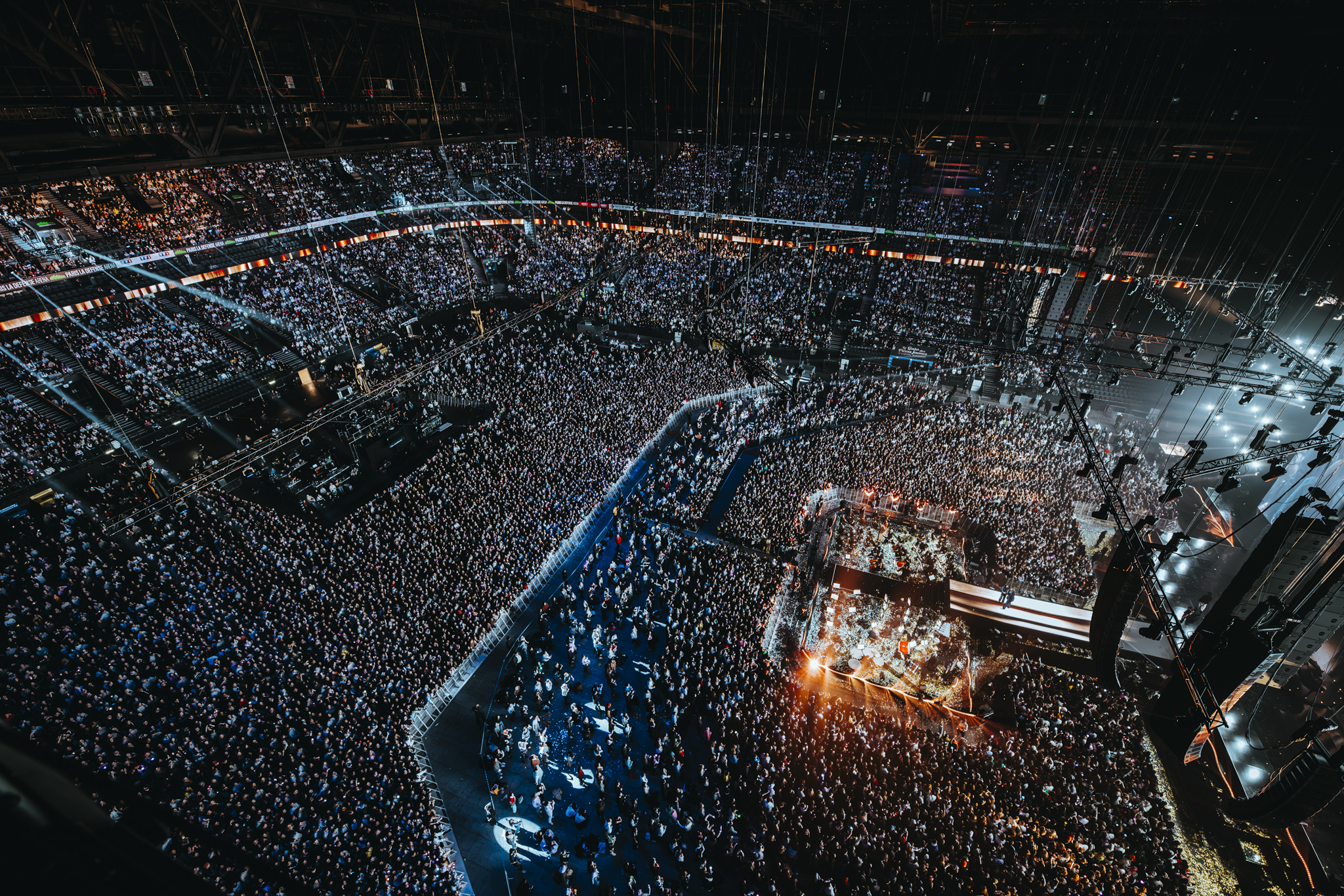 Photo du public vu de haut pendant le gala des pièces jaunes avec les gradins et la fosse remplis