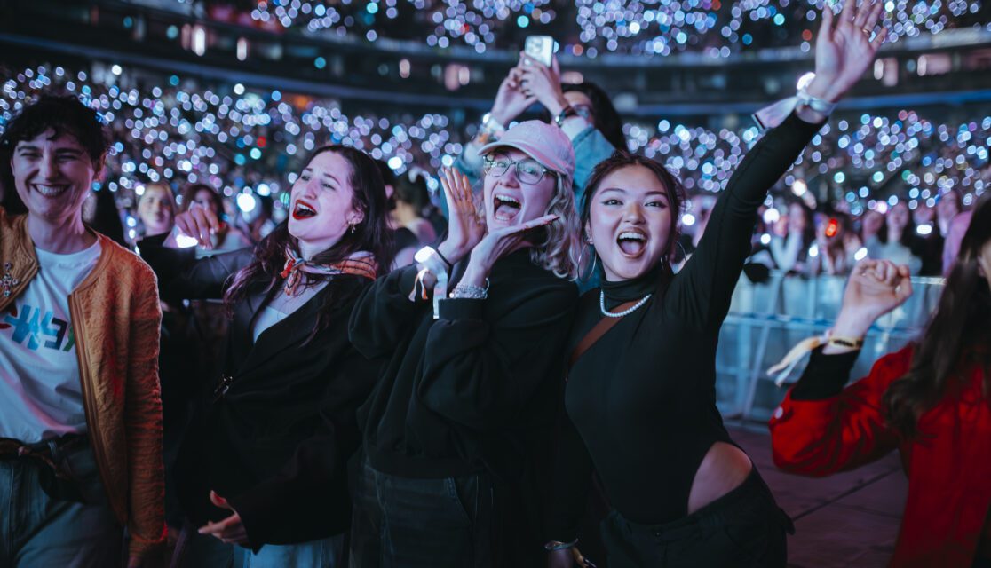 Photo de 4 femmes souriant et posant dans la fosse lors du gala des pièces jaunes