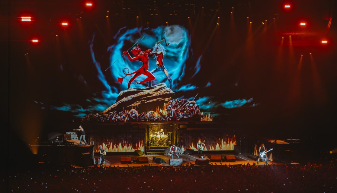 Scène d'Iron Maiden en juillet 2025 à Paris La Défense Arena