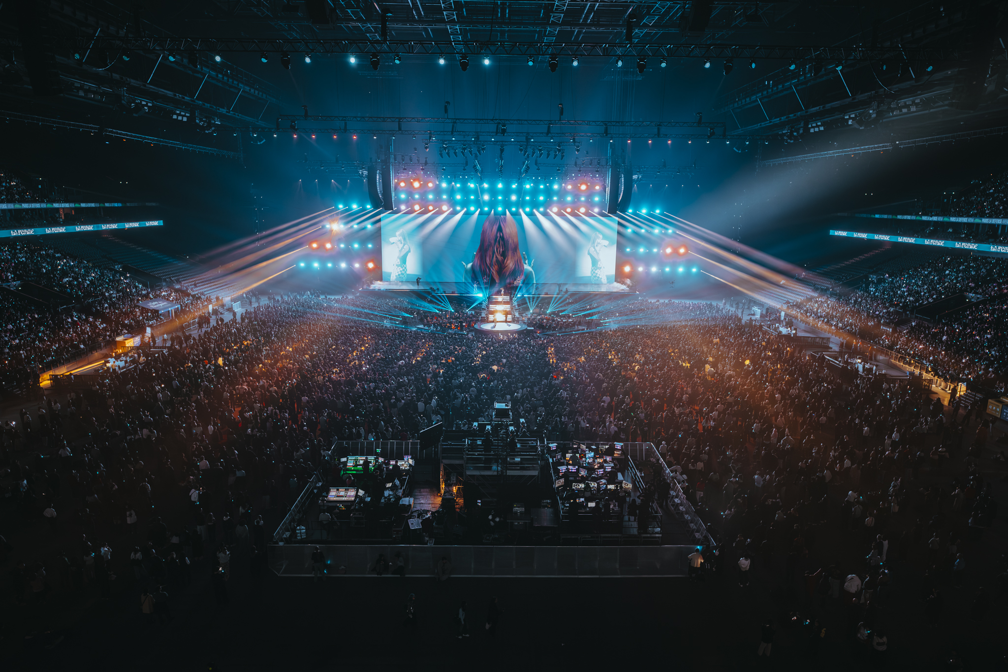 paris la défense arena gala des pièces jaunes la femme
