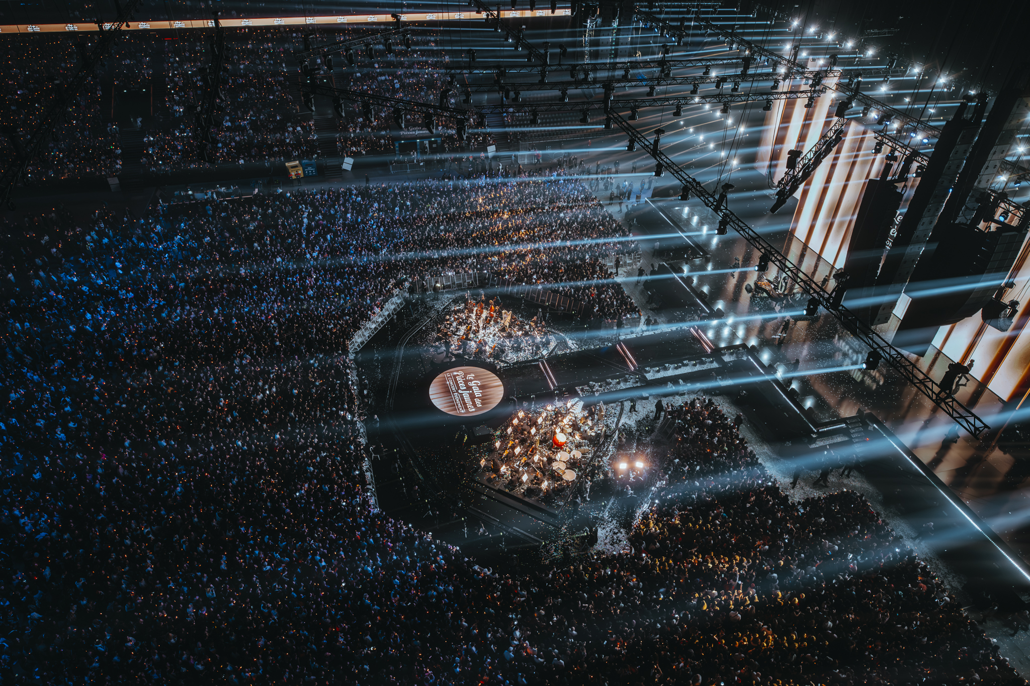 paris la défense arena gala des pièces jaunes foule large fosse gril