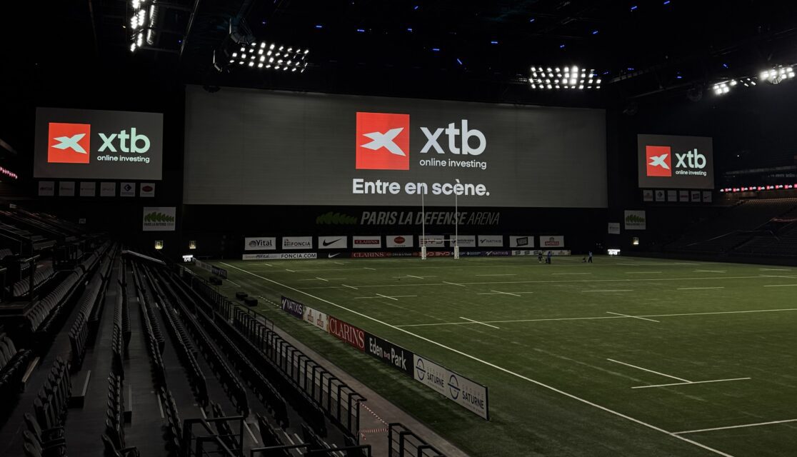 XTB sur les écrans de Paris La Défense Arena