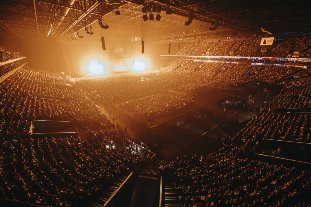Salle Paris La Défense Arena pleine en parterre assis