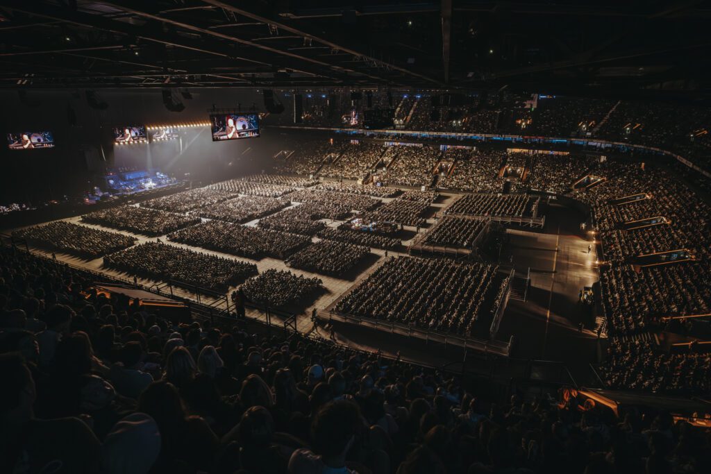 Salle Paris La Défense Arena pleine en parterre assis
